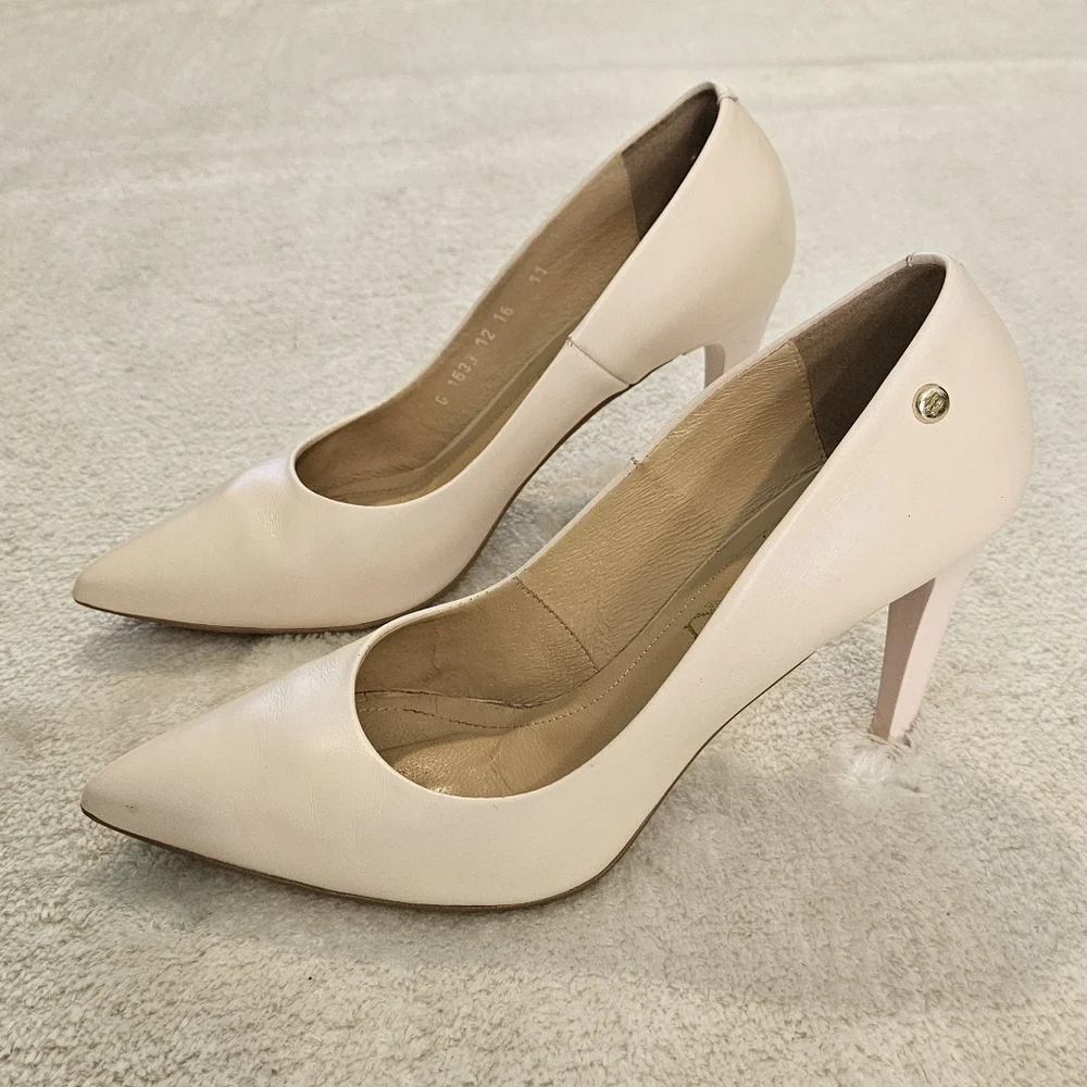 Genuine Leather Cream Heels Pumps Size 9 Business Casual Formal Feminine Work - Picture 1 of 11